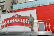 Christian Consoni, CEO Ramseier Suisse AG, vor der neuen Mosterei in Sursee. (Bild: PD/Marcel Sauder)