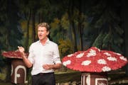 Rob Spence unterhielt die Fasnächtler in der Schützenmatt in Menzingen bestens (Bild: Christian H. Hildebrand (Zuger Zeitung))