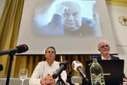 Buchautor Markus Zangger (links) und der Journalist Hugo Stamm (rechts) an der Vorstellung des Buches über den Missbrauch durch Jürg Jegge (im Hintergrund). (Bild: Keystone (Zürich, 4. April 2017))