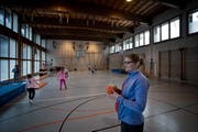 Das Schulhaus Felsberg soll saniert werden. Auf dem Bild zu sehen ist ein Blick in die Sporthalle. Im Vordergrund: Sportlehrerin Fabienne Wyss. (Bild: Pius Amrein/Neue LZ)