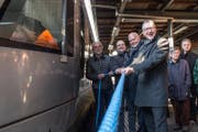 Josef Auchli (Arbeitsgruppe Verkehr des Entwicklungsträgers Region Luzern West), Pascal Süess (Geschäftsführer Verkehrsverbund Luzern), Markus Dössegger (Leiter Bahn BLS) und der Luzerner Regierungsrat Robert Küng bei der Einweihung der neuen Verbindung am Samstag. (Bild: Dominik Wunderli (Wolhusen, 17. Dezember 2016))