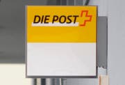 Das Logo der Post an einer Poststelle. (Symbolbild Pius Amrein/Neue LZ)