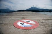 Auf dem Steg beim Lido ist es verboten, kopfvoran ins Wasser zu springen. (Bild: Corinne Glanzmann (Luzern, 18. Juli 2017))