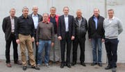 Das Kernteam: von links Markus Schmidle, Sebi Lüönd, Ernst Bucher, Herbert Trudel, Sveto Putincanin, Christian Egli, Karl Küttel, Peter Pfenniger. Zudem rechts der Vertreter der aktuellen Besitzerschaft, Markus Camenzind. Auf dem Bild fehlt Hanspeter Graf. (Bild: PD)