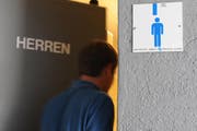 Das öffentliche WC am Rotsee soll geschlossen werden. (Bild Boris Bürgisser/Neue LZ)