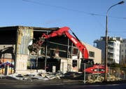 Der Abrissbagger am Werk. (Bild Dave Schläpfer/Zisch)