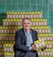 Eichhof-Geschäftsleiter Erik Hamel zeigt das neue Retro-Bier im Schalander, dem traditionellen Aufenthaltsraum der Bierbrauer. (Bild: Nadia Schärli (Luzern, 25. April 2017))
