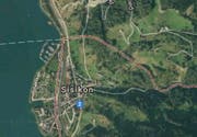 Auf der Axenstrasse Richtung Sisikon kam es am Montagmorgen zu einem Auffarunfall. (Bild: Google Maps)