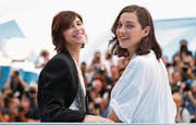 Co-Stars im Film «Les fantômes d’Ismaël»: Charlotte Gainsbourg (links) und Marion Cotillard. (Bild: Ian Langsdon/EPA (Cannes, 17. Mai 2017))