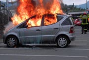 Das Auto steht auf einem Parkplatz beim Bahnhof Goldau in Vollbrand. (Bild: Kapo Schwyz (Goldau, 18. Mai 2017))