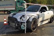 Einer der beiden Unfallfahrzeuge. (Bild: Zuger Polizei)