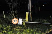 Diese Tafel räumte der Chauffeur einfach aus dem Weg. (Bild: Kapo SZ)