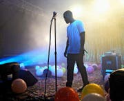 Nicht nur bei den Alben geht Frank Ocean (28) eigene Wege. Auch Konzerte gibt er selten. Hier eine Ausnahme 2014 in Amerika. (Bild: Getty)