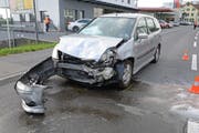 das stark beschädigte Unfallauto. (Bild: Luzerner Polizei (Neuenkirch, 13. Juli 2017))