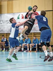 Nichts zu machen für die Dagmerseller Kilian und Pascal Tschupp (von links): Der Emmer David Zürcher (am Ball) führt seine Farben zum Derbysieg. (Bild: Manuela Jans-Koch (Emmen, 11. November 2017))