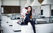 27 Rezepte präsentiert die 18-jährige Kantonsschülerin Graciela Spörry in ihrem Quinoa-Kochbuch.Bild: Stefan Kaiser (Zug, 17. März 2017)