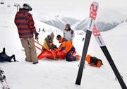 Leider ein schon fast alltägliches Bild auf Skipisten: Ein Mädchen wird im Skigebiet Davos mit Verdacht auf Rückenverletzungen für den Transport ins Tal vorbereitet. (Bild: Keystone/Arno Balzarini)