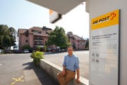 Die ursprüngliche Postfiliale (auf dem Bild Hoteldirektor Dominik Grossenbacher) wechselt die Strassenseite und wird fortan als Postagentur im Seehotel Kastanienbaum weiter geführt. (Bild: PD)