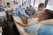 Das Gesundheitswesen – eine Berufsgattung mit guten Jobaussichten: Studierende der Höheren Fachschule Pflege erleben hautnah mit, wie eine Spritze richtig gesetzt wird. (Symbolbild Keystone/Gaetan Bally)