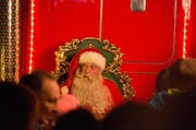 Santa Claus auf seinem Thron vor dem Weihnachtstruck. Es galt Schlange stehen für diejenigen, die ein Foto mit ihm machen wollten. (Bild: Leserbild Thomas Geske)