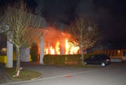 Das Gewerbegebäude steht in Flammen. (Bild: Luzerner Polizei (Adligenswil. 15. März 2018))