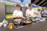 Auch dieses Jahr verraten die Zentralschweizer Bäuerinnen in ihrer Kochshow Tipps und Tricks. Im Bild: Edith Gassmann (links) und Bernadette Arnold-Furrer. (Bild Roger Grütter)