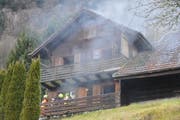 Rauch dringt aus einem Bauernhaus in Hergiswil. (Bild: Matthias Piazza (Hergiswil, 19. Januar 2018))