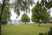 Ein Blick ins Strandbad in Cham. (Bild: Maria Schmid (21. Juli 2016, Cham))