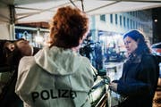 Komissarin Liz Ritschard (Delia Meyer) untersucht den Tatort. (Bild: SRF)