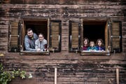 Familie Flühler mit Vater Florian (33), Mutter Jasmin (33) und den Kindern Olivia (10, links), Lina (knapp 3) und Larissa (8) in ihrem Bauernhof weit oberhalb von Weggis. (Bild: Boris Bürgisser/LZ)