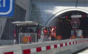 Mit Lüftern macht die Feuerwehr den Tunnel rauchfrei. (Bild: Videostill Tele 1)