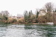 Hier ist die Fluhmühlebrücke geplant. Die Häuser hinten müssten weichen. (Bild: Roger Grütter (27. Januar 2018))