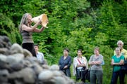 Eines von zahlreichen Beispielen für Kultur auf dem Land: Franziska Wigger beim Stimmen-Festival Ettiswil. (Bild: Pius Amrein / Neue LZ)