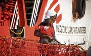 Migranten beim Verlassen der «Prudence». Das Schiff der Ärzte ohne Grenzen patrouilliert vorläufig nicht mehr im Mittelmeer. (Bild: Cesare Abbate/AP (Salerno, 14. Juli 2017))