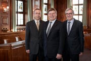 Markus Dürr (Mitte) ist zum neuen Suva-Verwaltungsratspräsidenten gewählt worden. Mit ihm auf dem Bild: Die beiden Vizepräsidenten der Suva Thomas Daum (links) und Vasco Pedrina (rechts). (Bild: Photopress / Alexandra Wey)