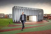 Nach 23 Jahren Forschung ist Schluss. Alexander Klapproth vor dem Besucherzentrum des i Home Lab.Bild: Pius Amrein (Horw, 17. November 2016)