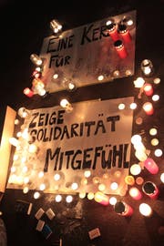 «Zeige Solidarität & Mitgefühl» und «Eine Kerze für alle» stand beim Gedenkanlass am Montagabend vor dem KKL geschrieben. (Bild Ramona Geiger)