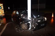 Der 26-jährige Portugiese prallte mit seinem BMW auf der Flucht in eine Strassenlampe. (Bild: PD)