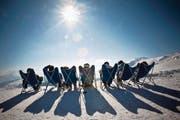 Vorsicht beim Sonnenbad im Winter: Schnee und Eis reflektieren die Strahlen stark, die UV-Belastung nimmt in höheren Lagen zu. (Bild: Ennio Leanza/Keystone (Laax))