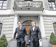 18. April: Der Fall Ignaz Walker (rechts) wurde vor dem Urner Obergericht neu aufgerollt. Das Obergericht spricht im April den Erstfelder Barbetreiber Ignaz Walker vom Vorwurf des versuchten Mordes an seiner Frau frei. Im Bild: Ignaz Walker (rechts) und sein Anwalt Linus Jaeggi verliessen am 18. April nach dem Urteilsspruch das Altdorfer Rathaus. (Bild: Pius Amrein / LZ)