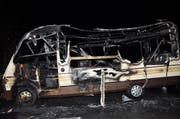 Das Fahrzeug brannte komplett aus. (Bild: Zuger Polizei)