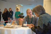 Kim Braid (links) an den Berufsmeisterschaften für Fachleute Betreuung bei der Stiftung Brändi. (Bild: Dominik Wunderli (Horw, 18. November 2017))