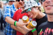 Jugendliche prahlen mit Alkohol. (Bild: Keystone/Martin Rütschi)