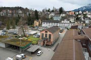 Blick aus dem EWL-Gebäude an der Industriestrasse 6 auf das dahinterliegende Areal, wo eine neue Überbauung entstehen soll. Das rote Haus soll als einziges stehen bleiben. (Bild Dominik Wunderli)
