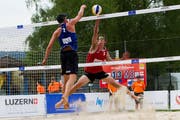 Tom van Steenis (Holland) gegen Simon Gray (Australien). (Bild: FIVB)