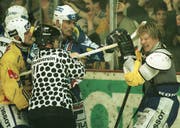 Der Zuger Misko Antisin greift den Davoser Petteri Nummelin an. (Bild: Arno Balzarini/Keystone)