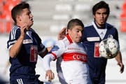 Freuler hat das Nachsehen gegen den starken Christofi vom FC Sion. (Bild: Laurent Gillieron / Keystone)