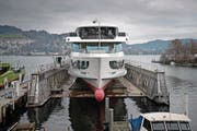 Trockengelegt: die «Diamant» in der Luzerner Werft. (Bild: Corinne Glanzmann (Luzern, 11. Dezember 2017))