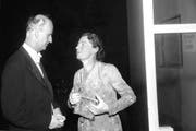 Wilhelm Furtwängler spricht 1944 in Luzern während einer Konzertpause mit einer unbekannten Dame. (Bild: Keystone)
