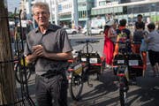 Der Stadtrat Adrian Borgula informiert über das Mietsystem. (Bild: Boris Bürgisser, Luzern, 23. Juni 2017)